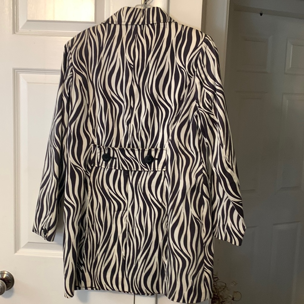 Awesome rain or shine car coat knee length great for spring straight line